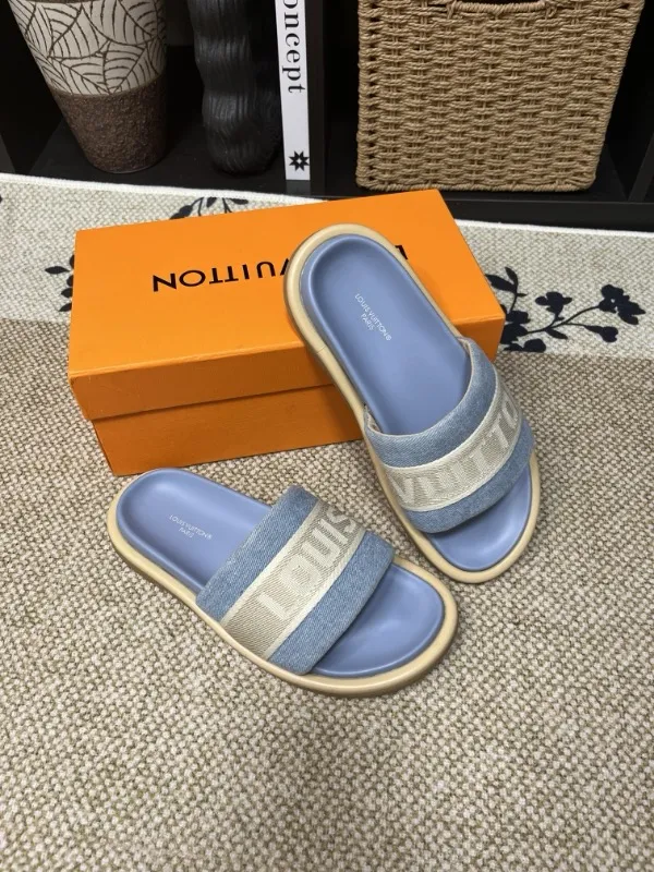 P320💰[New model] Long-term availability, 2025 new model, couple model [LOUlS VUlTTON] comes with drawer box, bag, card, invoice "Louis Vuitton ~ unique modern sandals. 》LV counter purchasing 🏃Men's and women's casual slippers, sold at the same time at the counter, the original old flower material upper is soft and comfortable, (refuses to discolor and rub the feet) sole: original factory special combination original sole, code number: 35--46 4 multiple colors 🉑️ to choose from